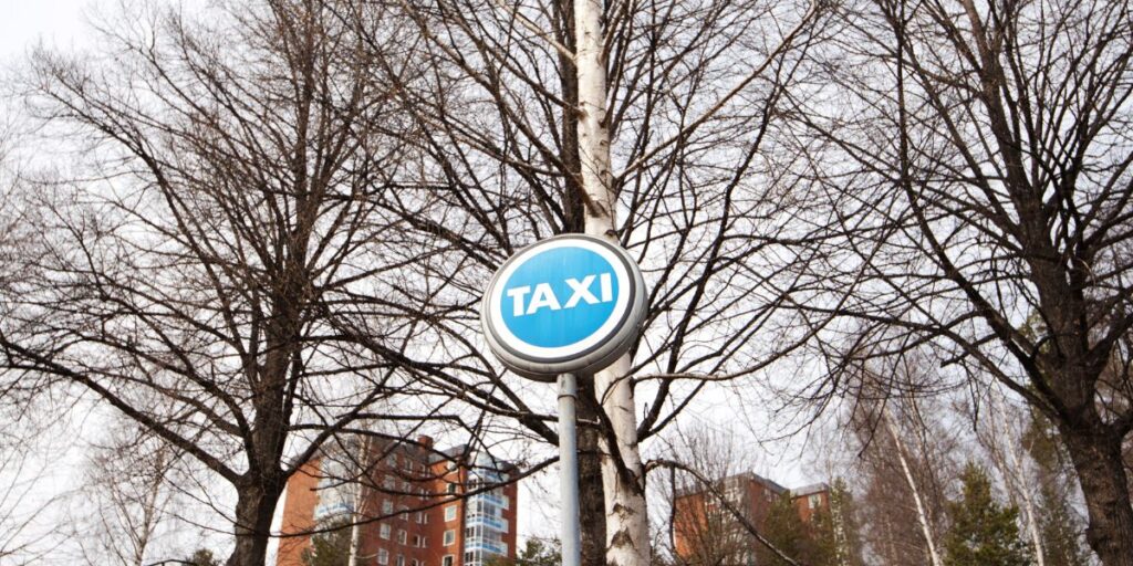 Taxiskylt i ett bostadsområde